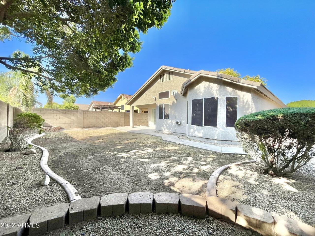 8143 W Mary Ann Dr - Photo 4 of 21