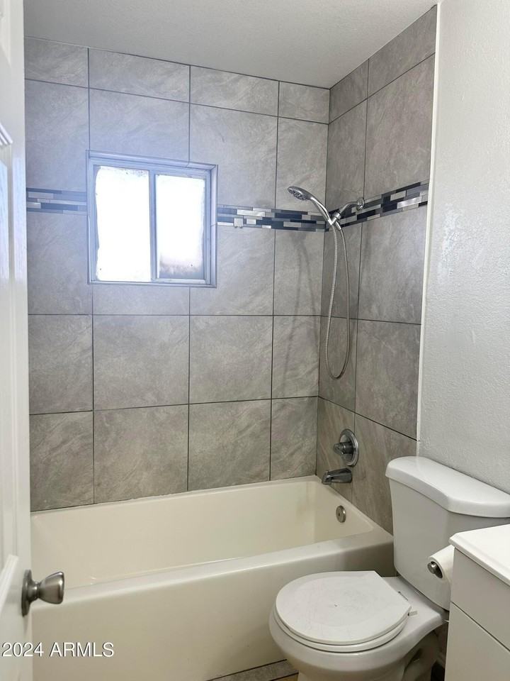 2033 W Madison St #1 - Photo 5 of 12