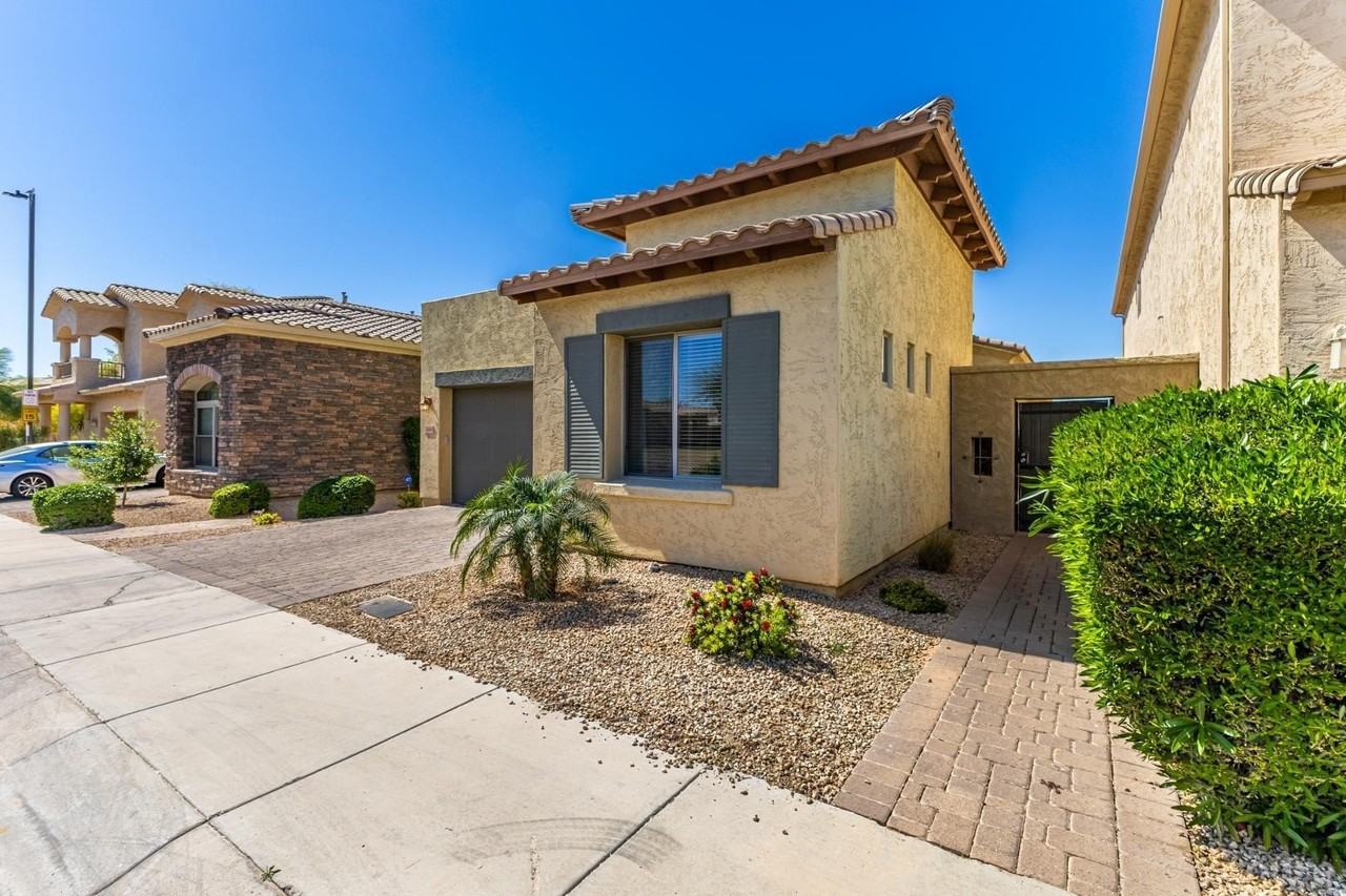 2430 N 142nd Dr - Photo 2 of 40