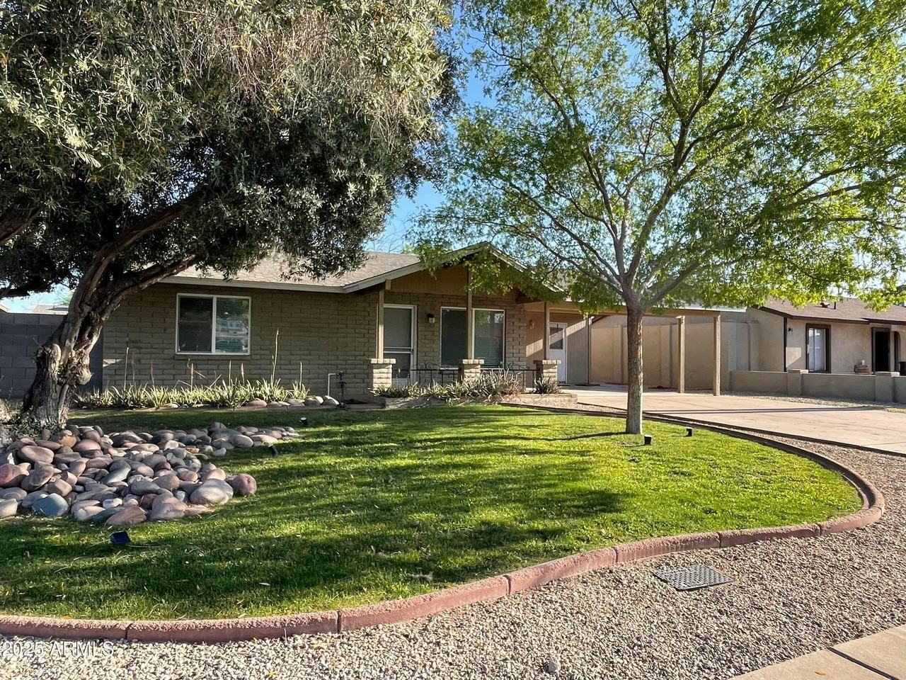 425 E Oxford Dr - Photo 2 of 19