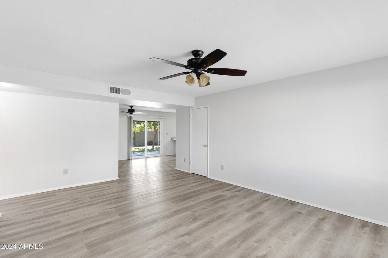 425 E Oxford Dr - Photo 5 of 19