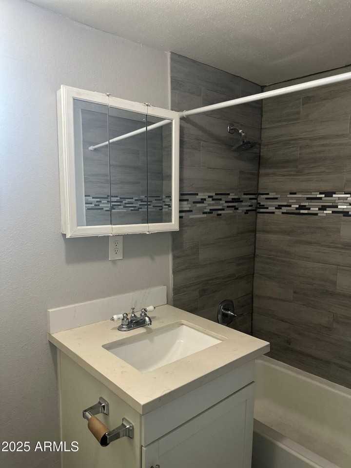 5113 N 17th Ave #2 - Photo 4 of 26