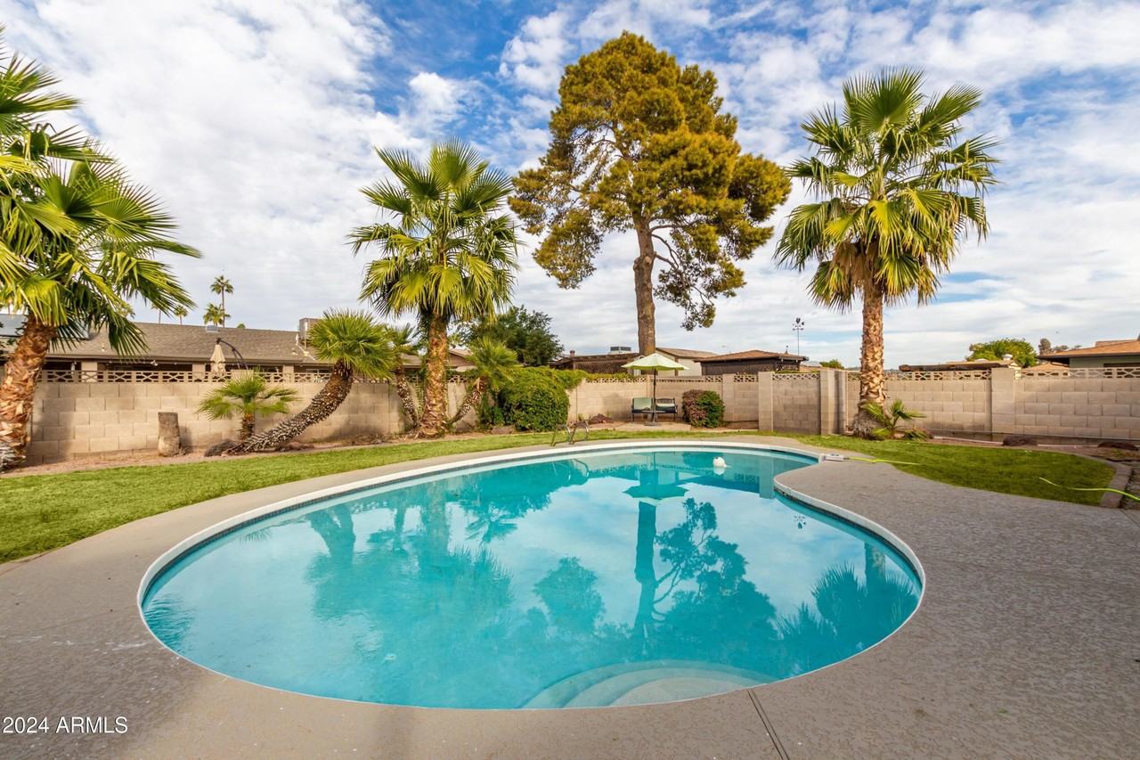 4428 W Laurie Ln - Photo 3 of 27