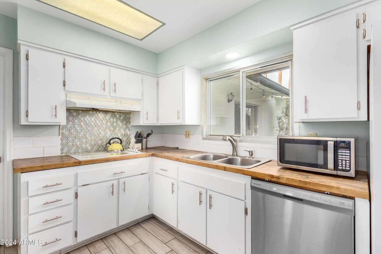 4428 W Laurie Ln - Photo 4 of 27