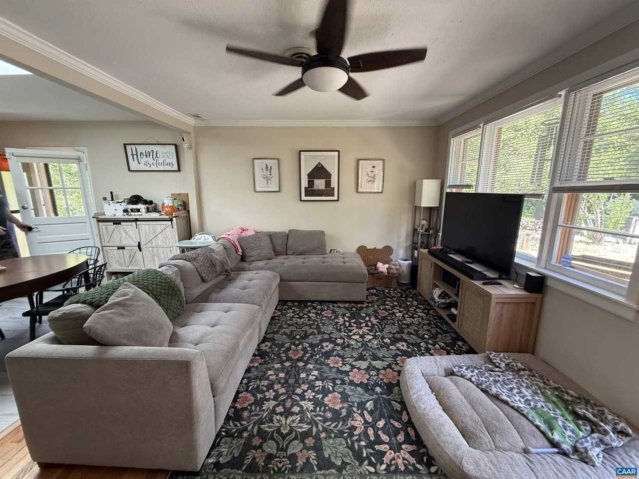 301 Georgetown Ln - Photo 4 of 13