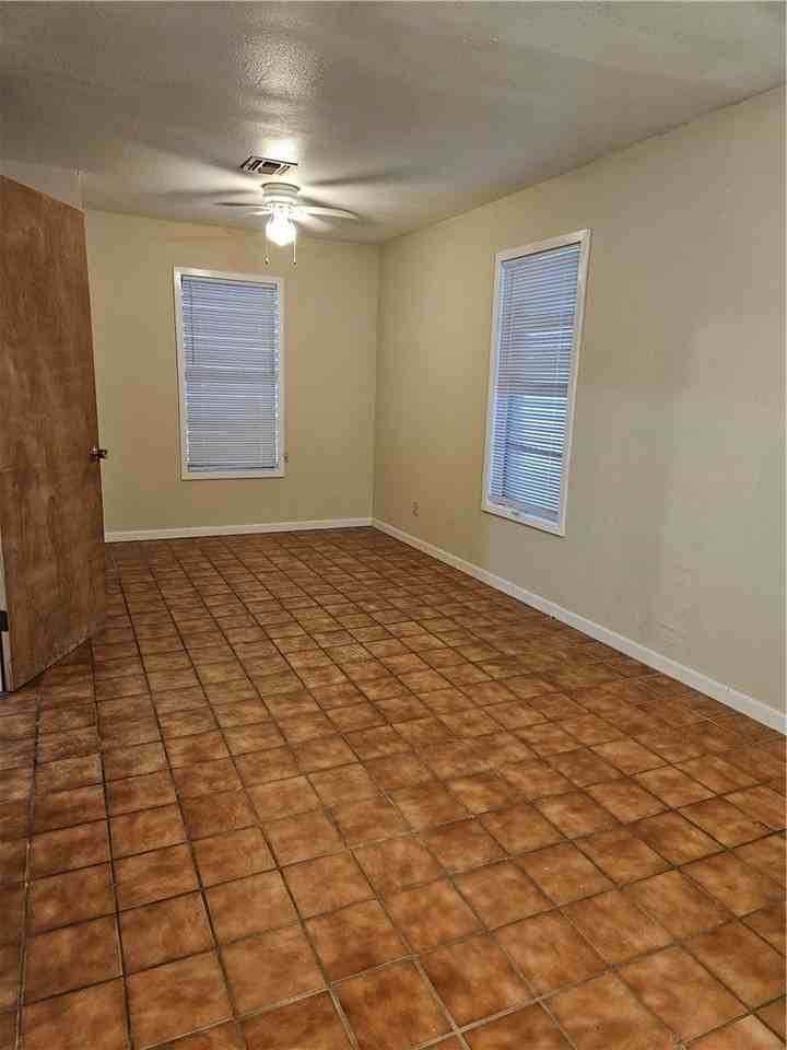 501 N Gregory - Photo 4 of 6