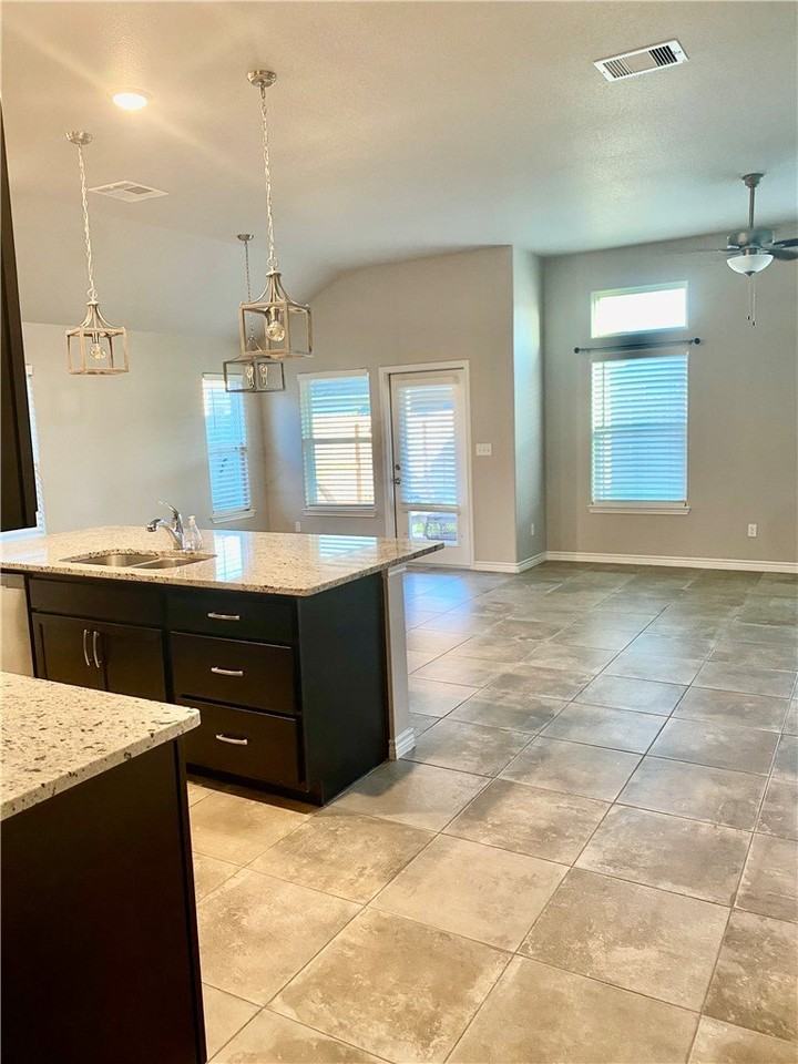 7729 Pruet Dr - Photo 4 of 16