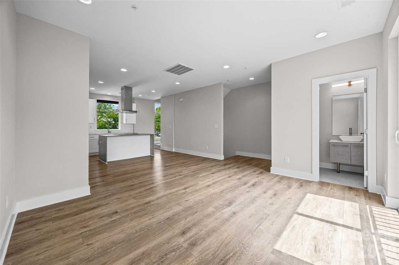 840 E 18th St #C - Photo 7 of 27