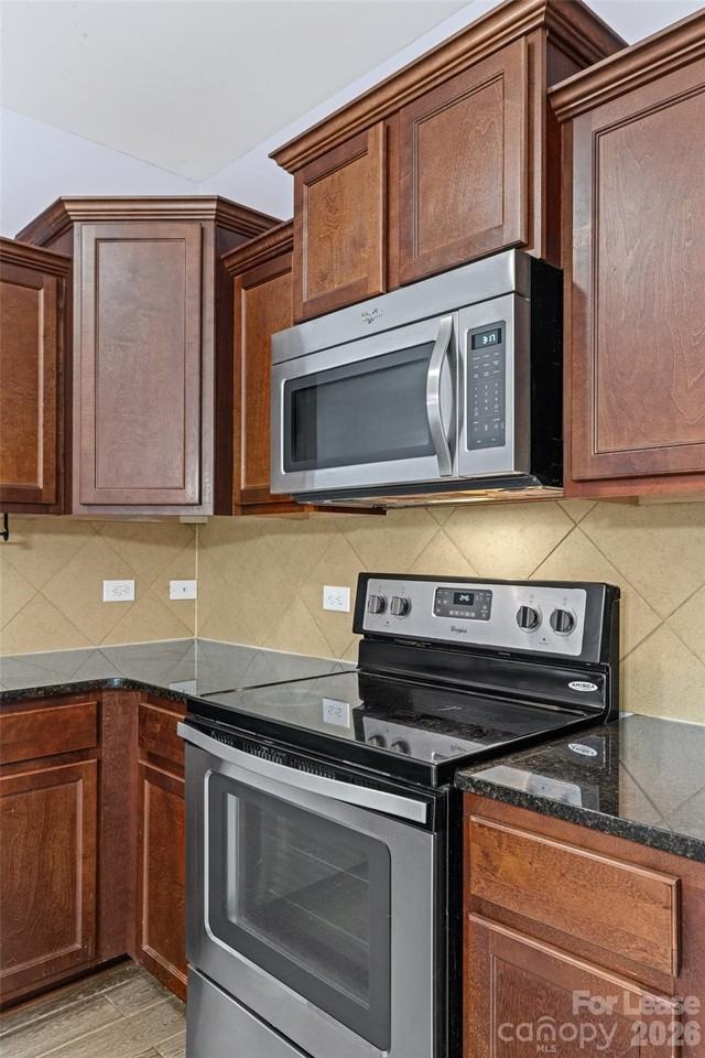 6056 Shamrock Green Dr - Photo 7 of 25