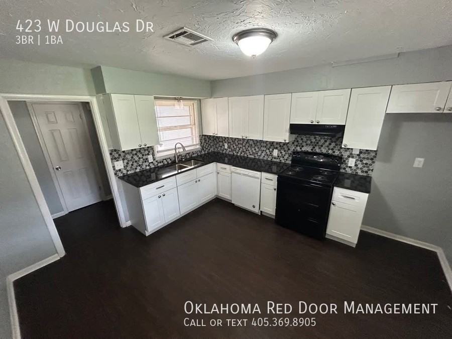 423 W Douglas Dr - Photo 3 of 24