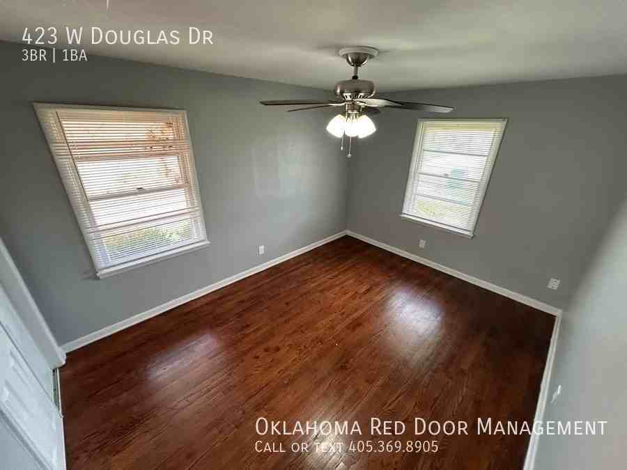 423 W Douglas Dr - Photo 4 of 24