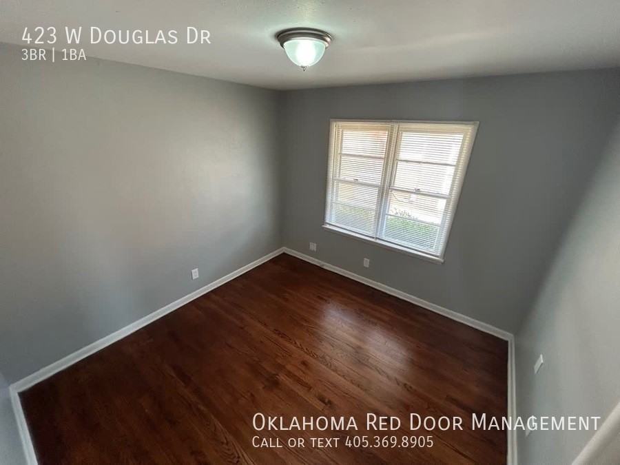 423 W Douglas Dr - Photo 5 of 24