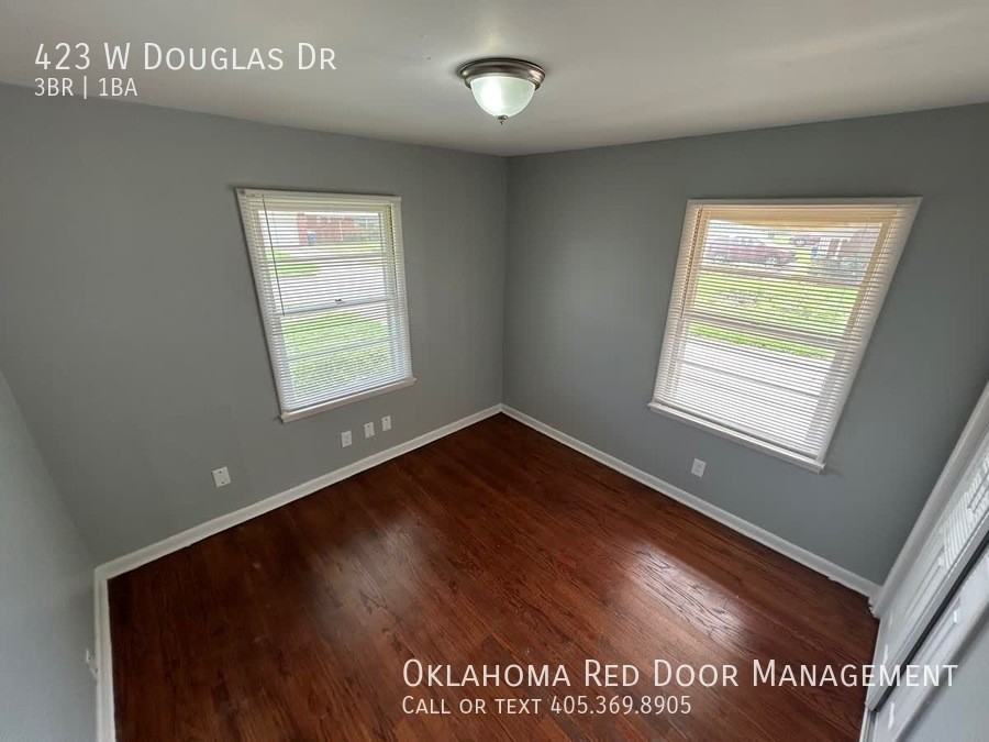 423 W Douglas Dr - Photo 6 of 24