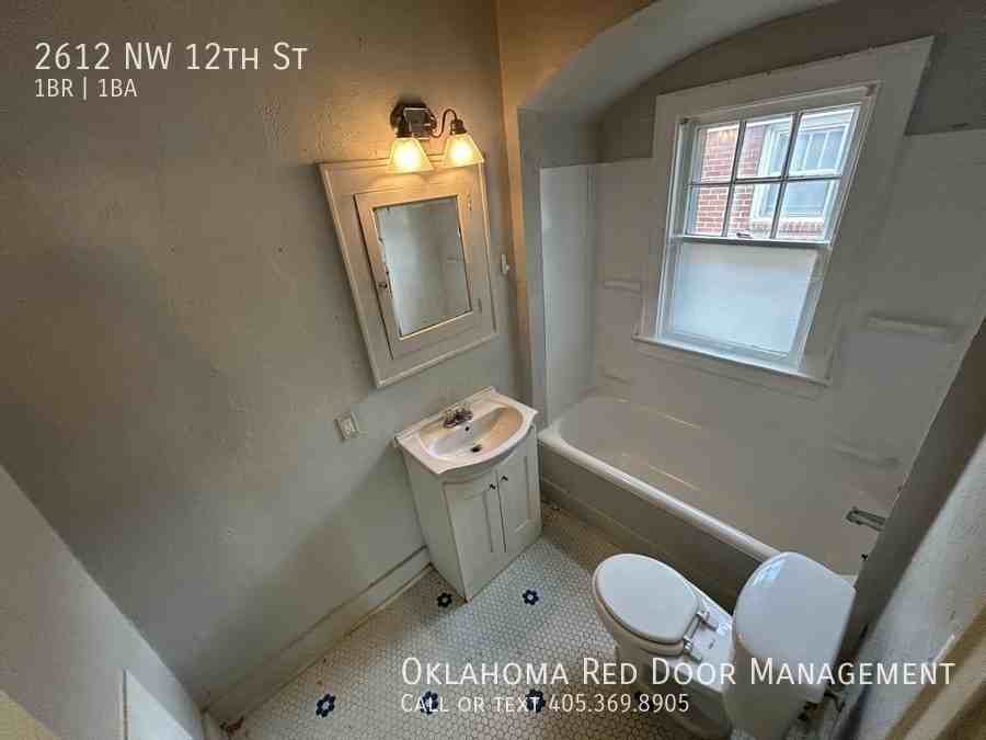 2612 Nw 12th St - Photo 3 of 8