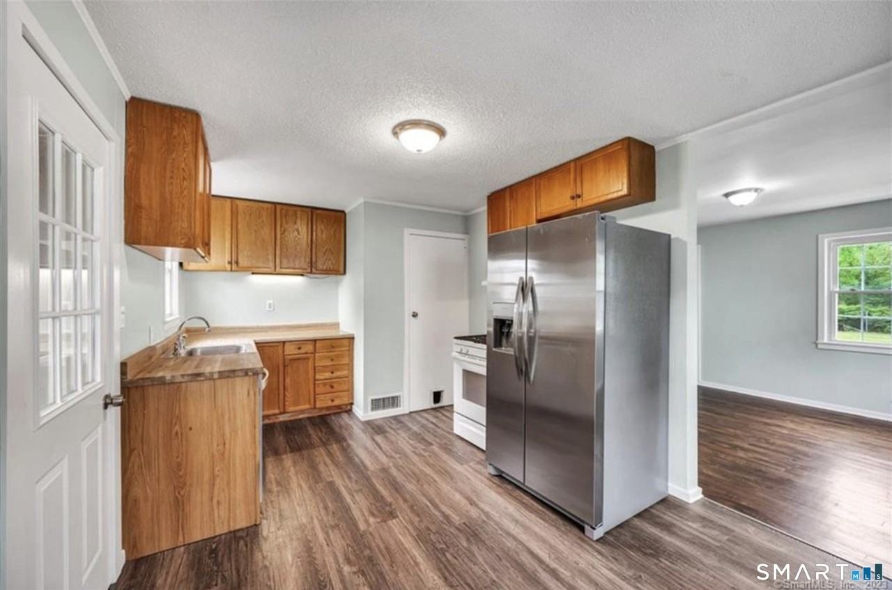 607 Hartford Rd - Photo 3 of 11