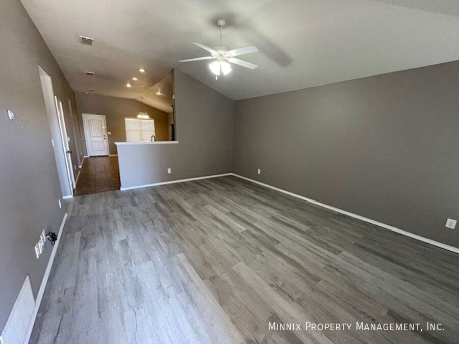 5526 108th St - Photo 6 of 11