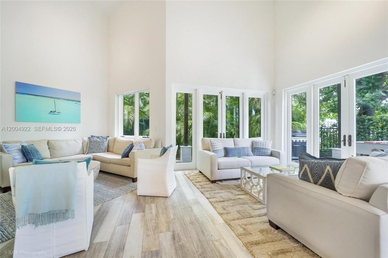 2449 S Bayshore Dr - Photo 3 of 22