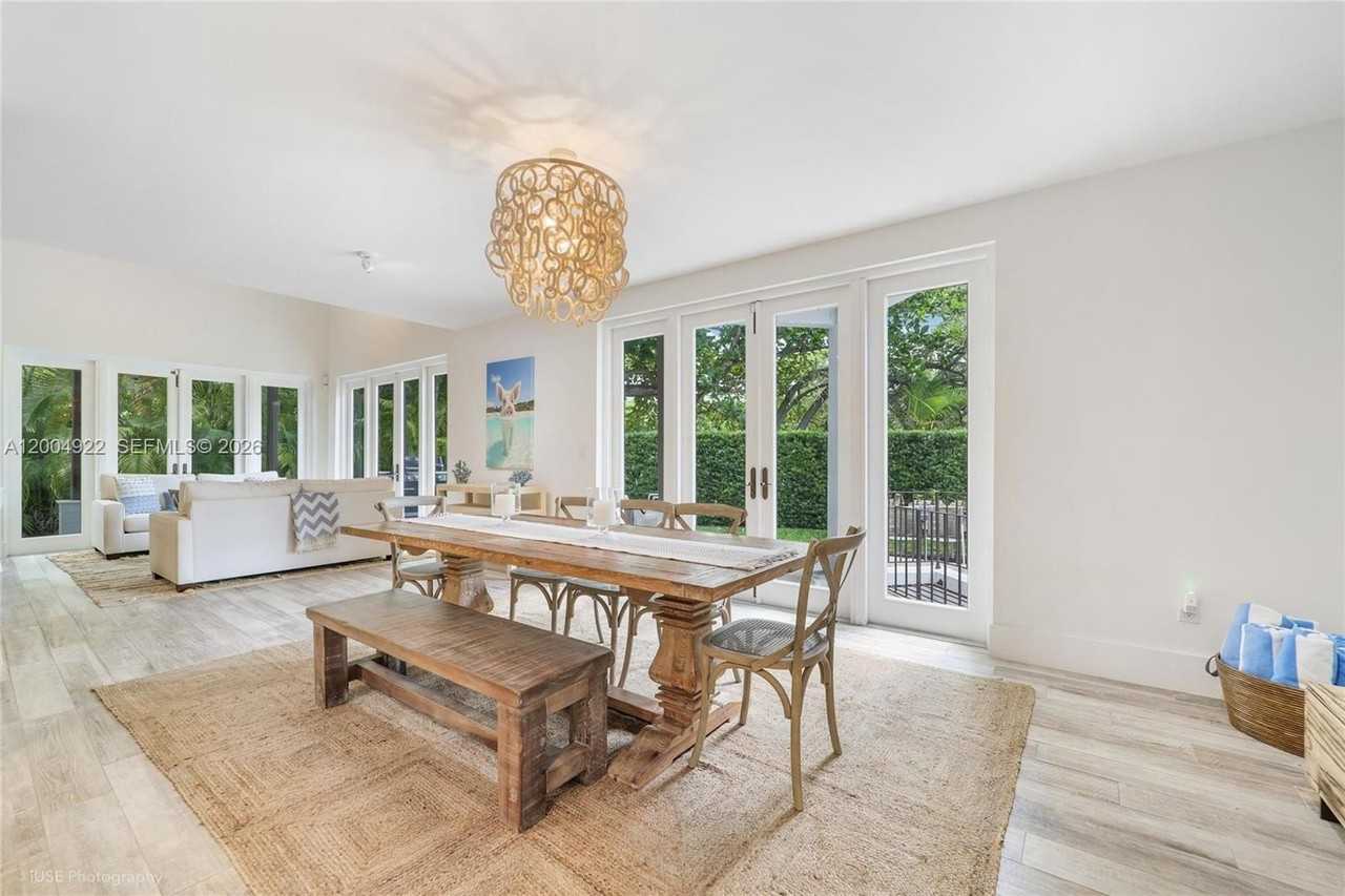 2449 S Bayshore Dr - Photo 6 of 22