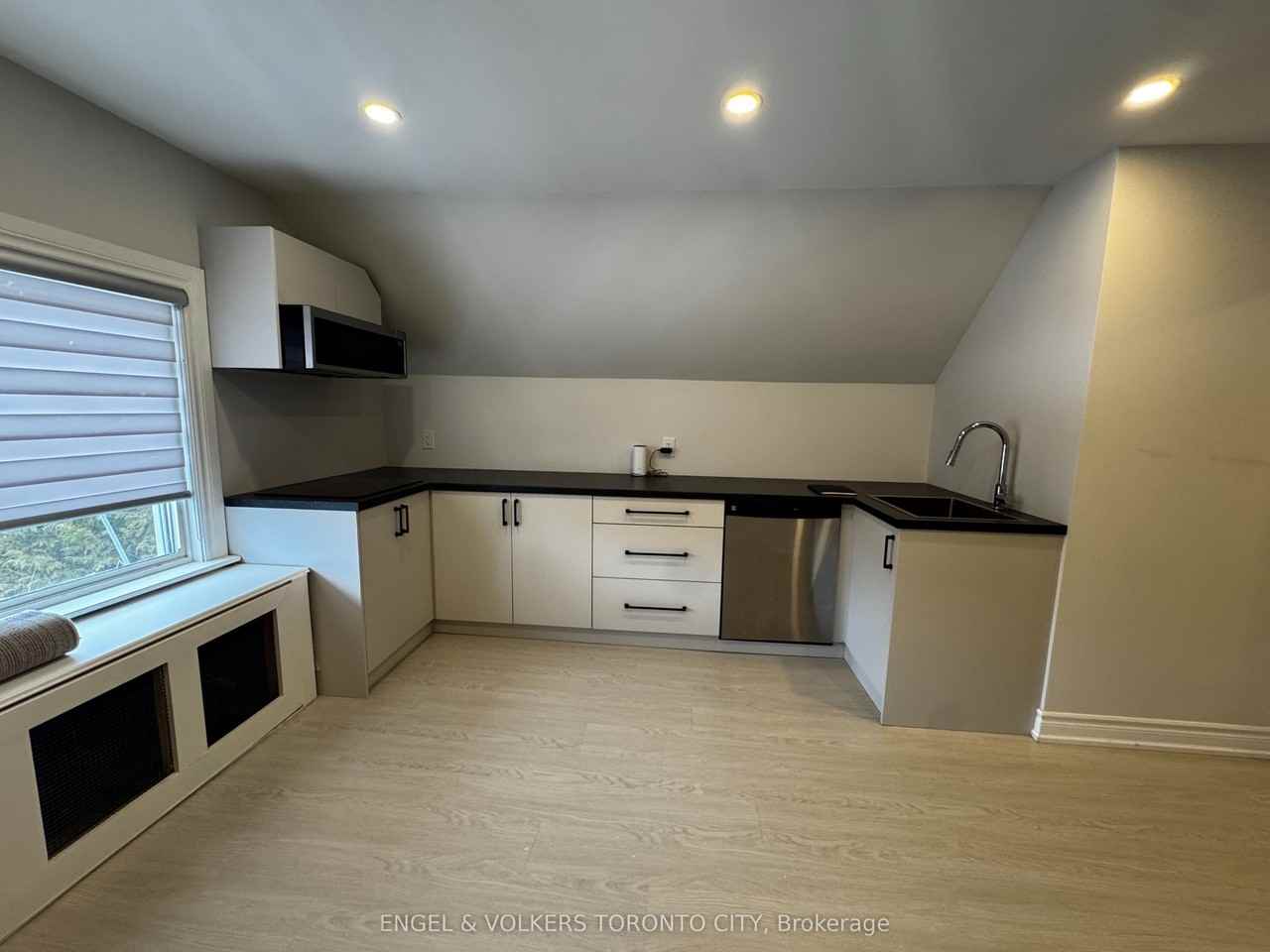 185 Rumble Ave Fl 2 - Photo 3 of 9