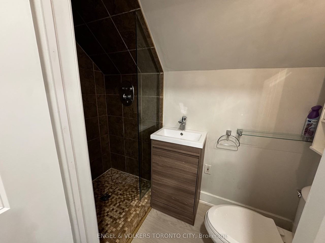 185 Rumble Ave Fl 2 - Photo 4 of 9