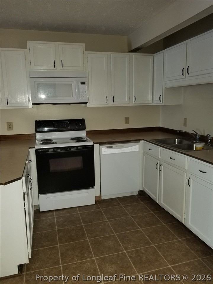 2355 Oak St #B - Photo 4 of 11