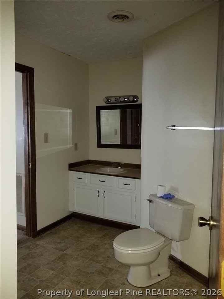 2355 Oak St #B - Photo 5 of 11