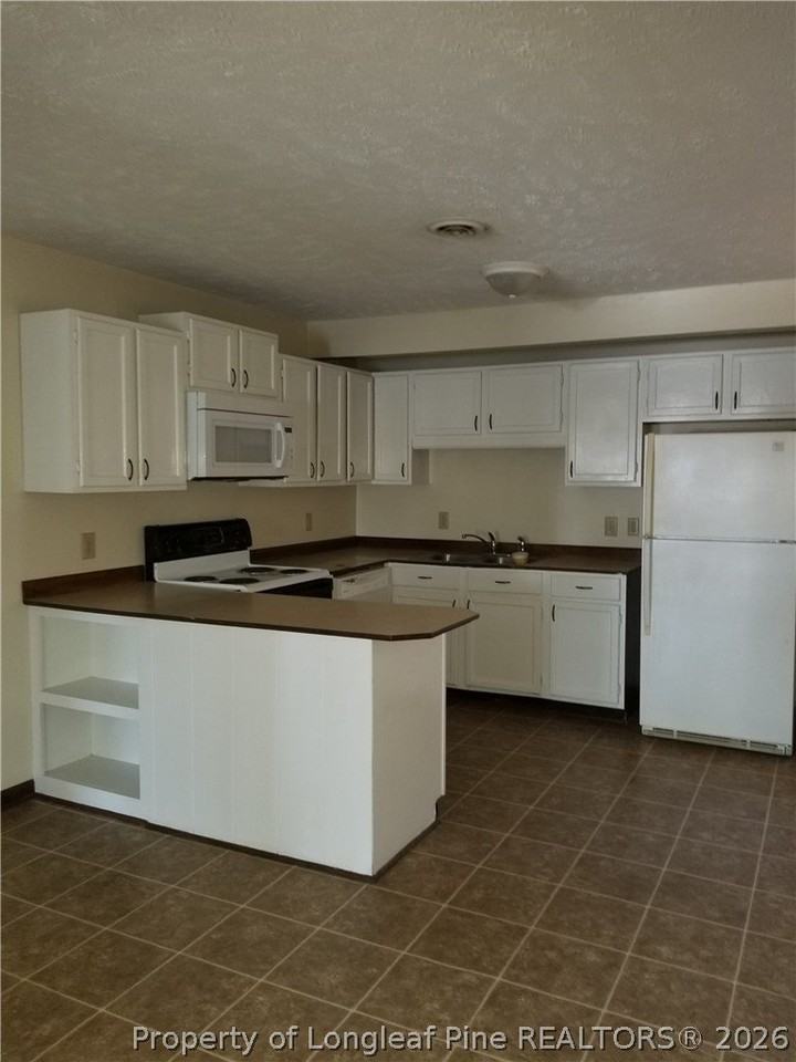 2355 Oak St #B - Photo 6 of 11