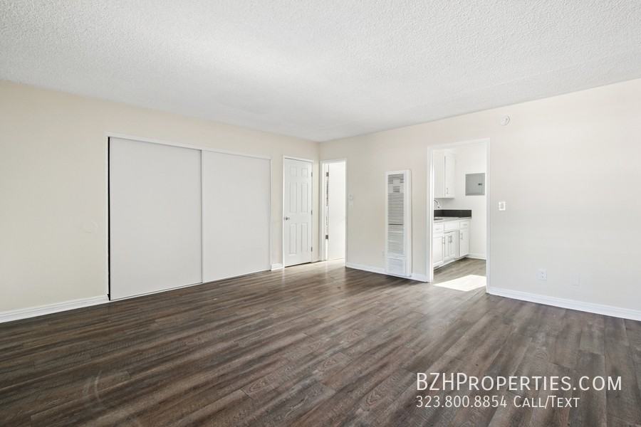 8924 Van Nuys Blvd #14 - Photo 3 of 13