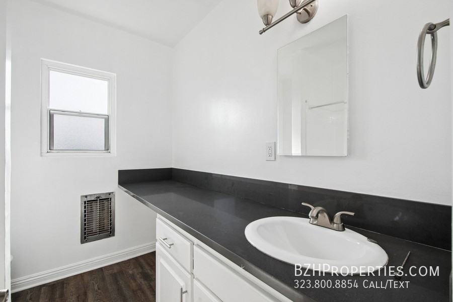 8924 Van Nuys Blvd #14 - Photo 5 of 13