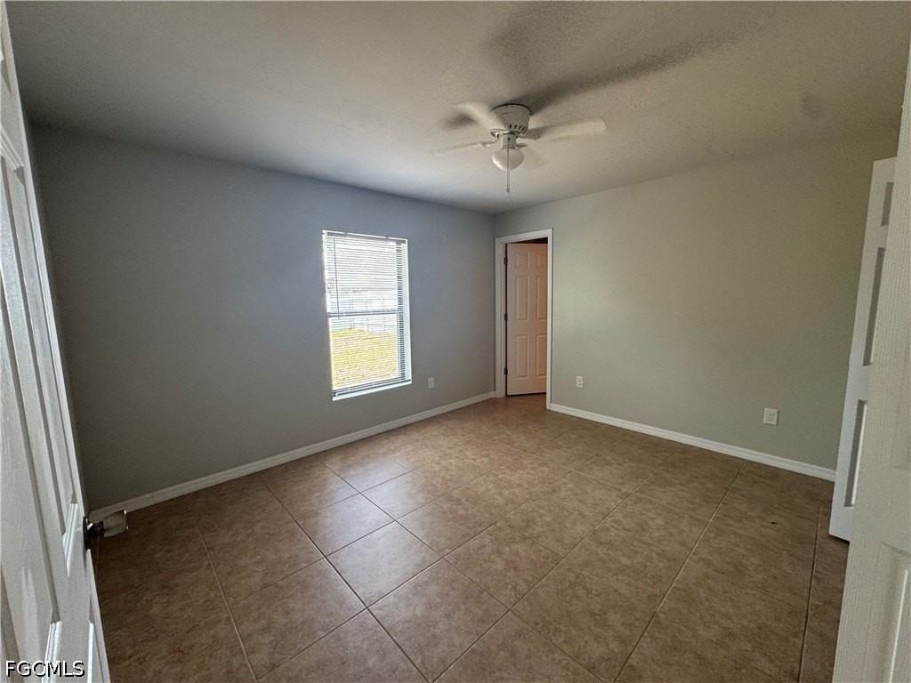 1020/1022 NE 8th Place - Photo 5 of 20