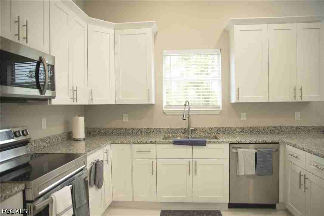 1226 Chrisholm St - Photo 3 of 17