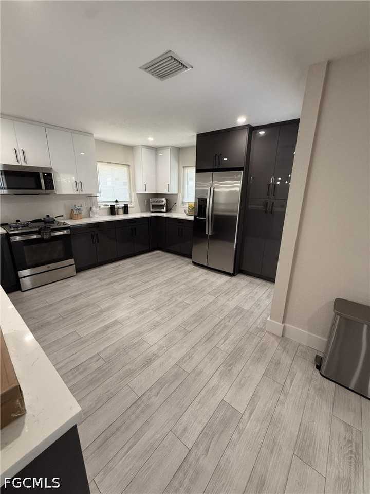 1414 Se 6th Ave - Photo 4 of 25