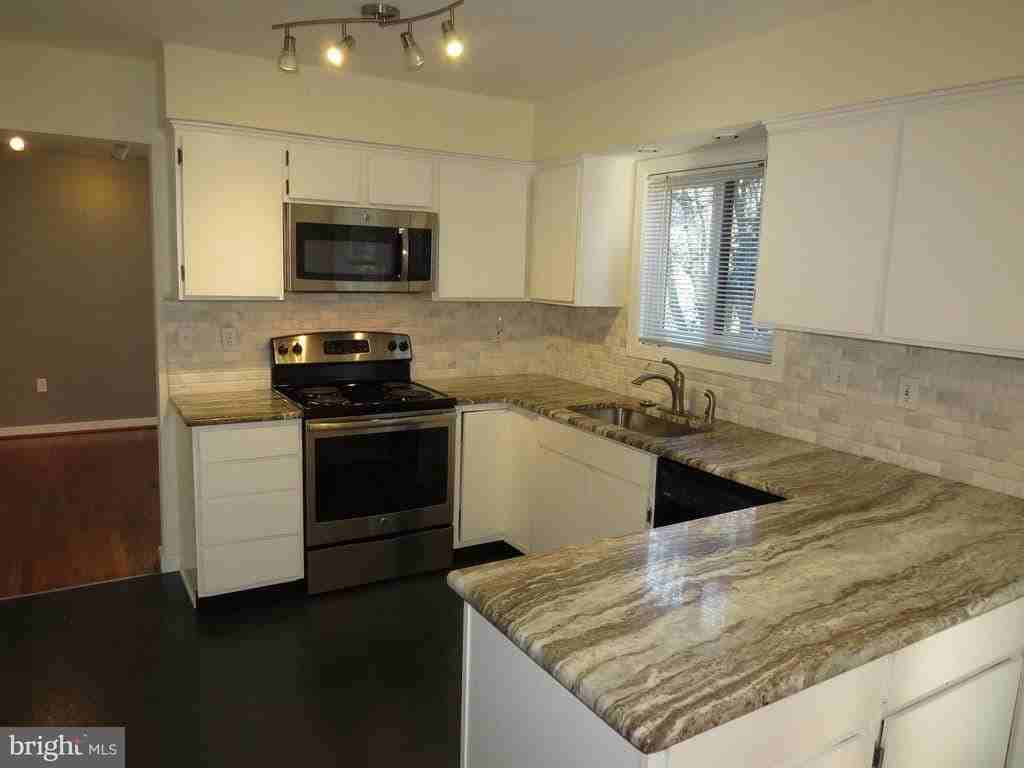 30 Kings Grant Rd - Photo 7 of 38