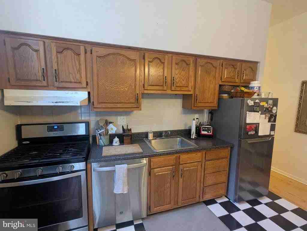 251 S 21st St #1R - Photo 3 of 14