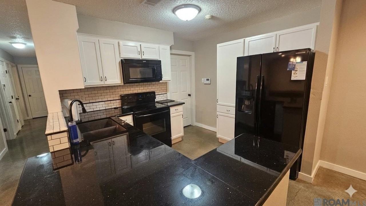 8708 Montclair St - Photo 3 of 11