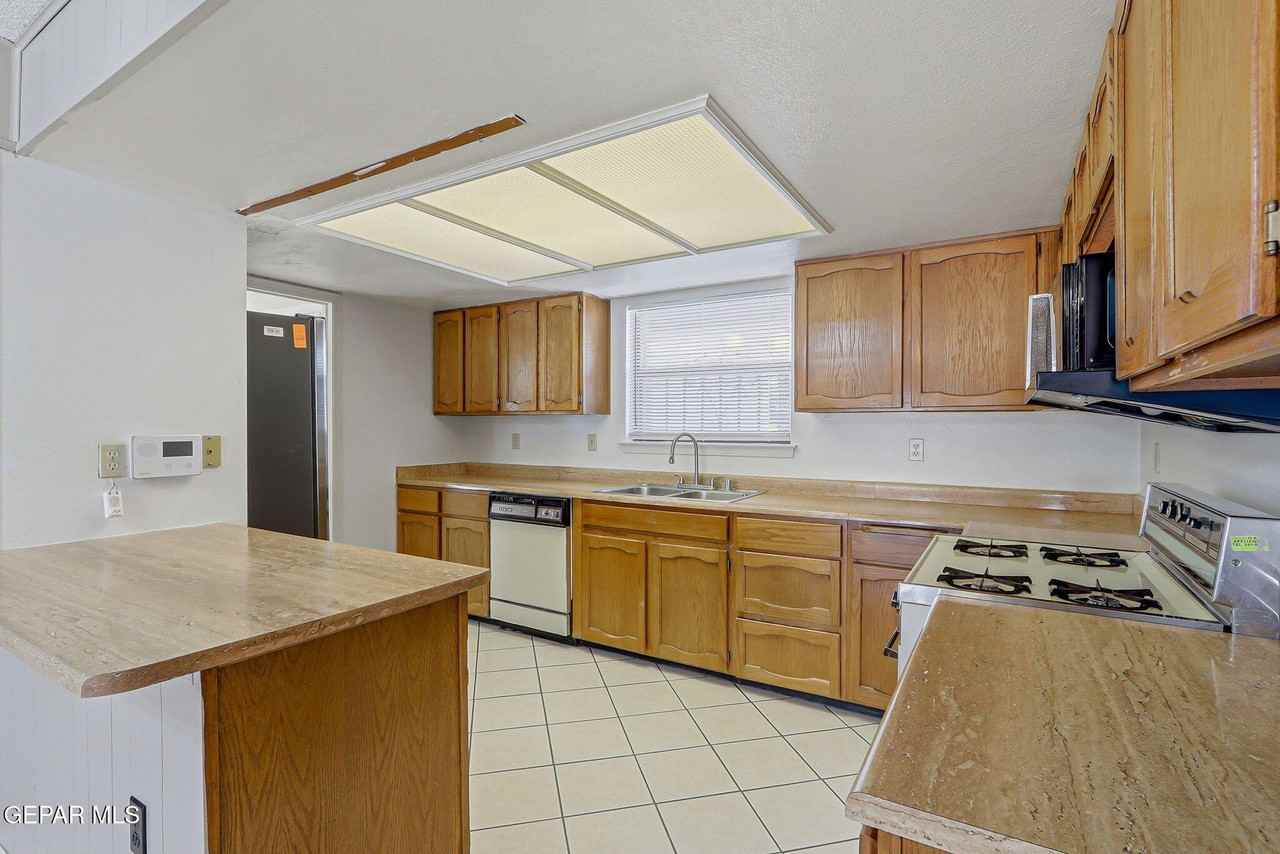 6429 Amposta Dr - Photo 7 of 22