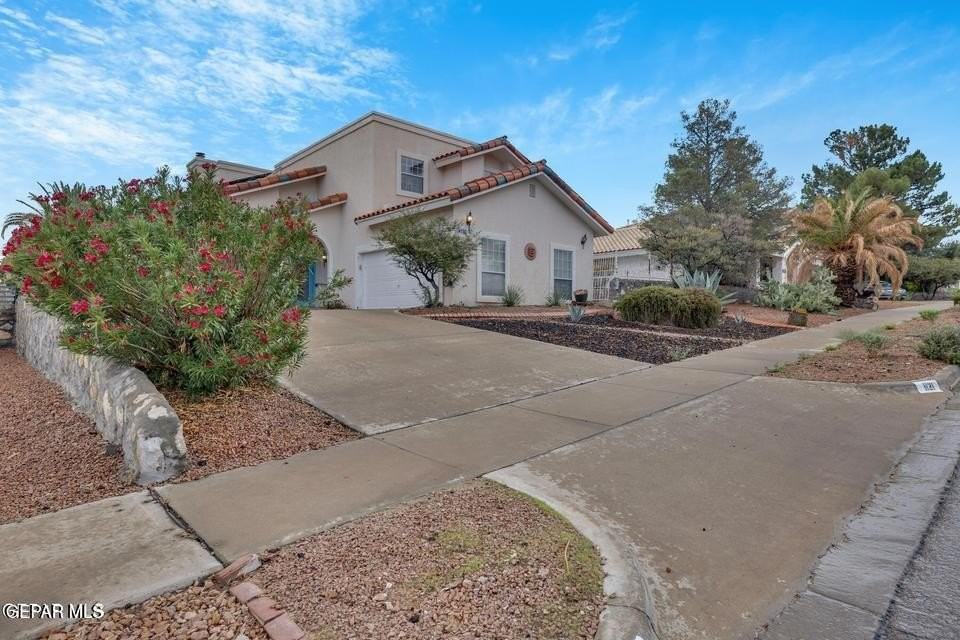 1121 Regal Ridge Dr - Photo 2 of 50