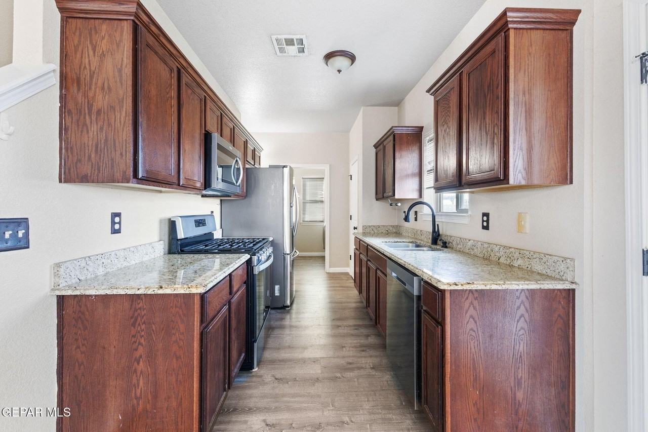 11107 Redstone Cove Dr - Photo 3 of 19