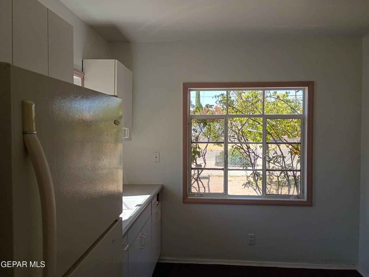 4704 Clifton Ave - Photo 6 of 31