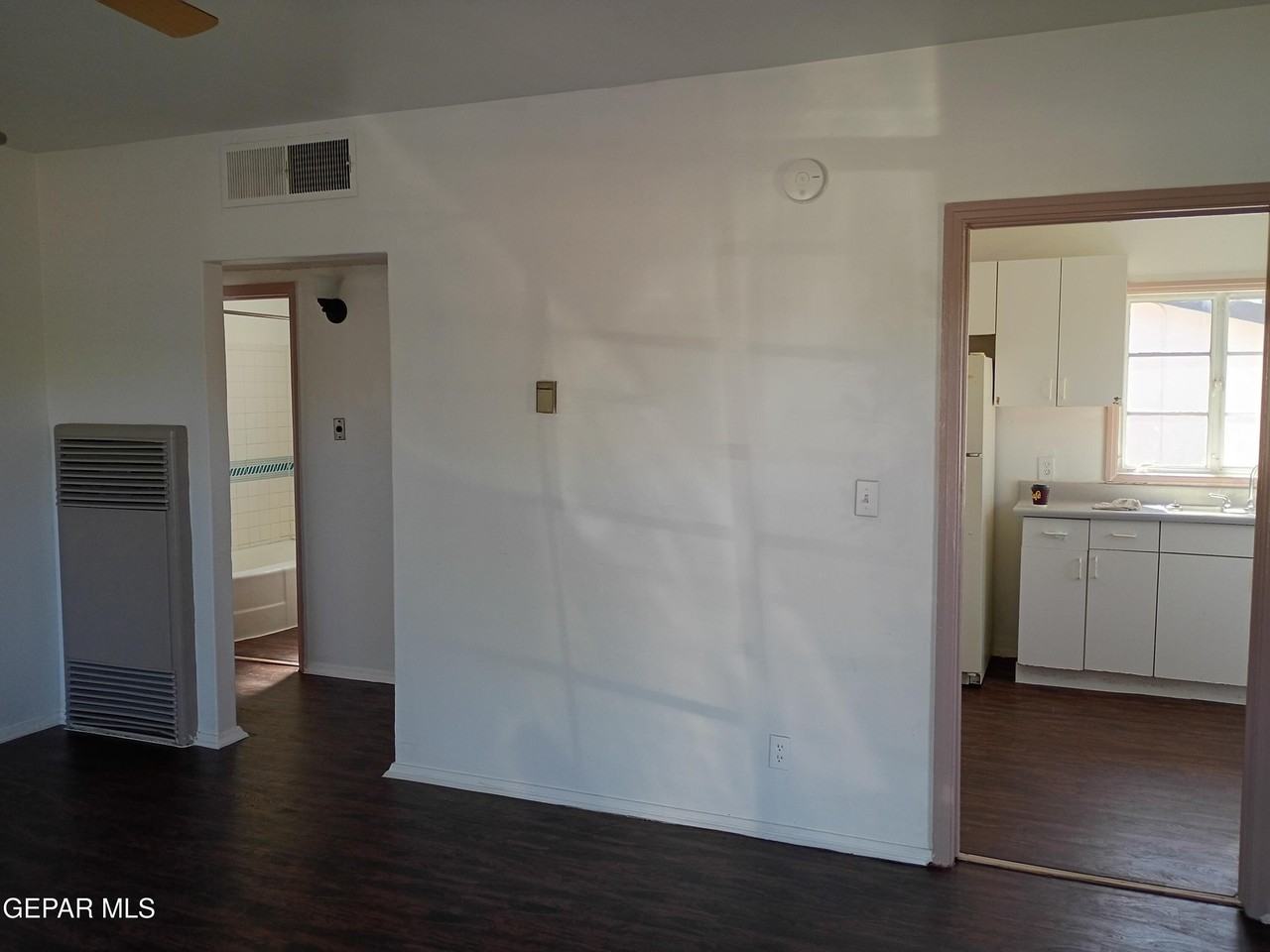 4704 Clifton Ave - Photo 7 of 31