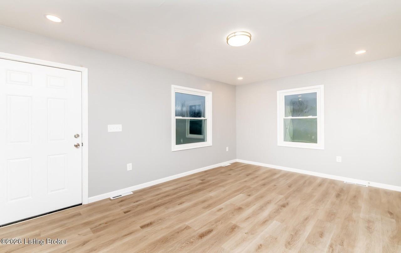 204 W Warfield St - Photo 2 of 27