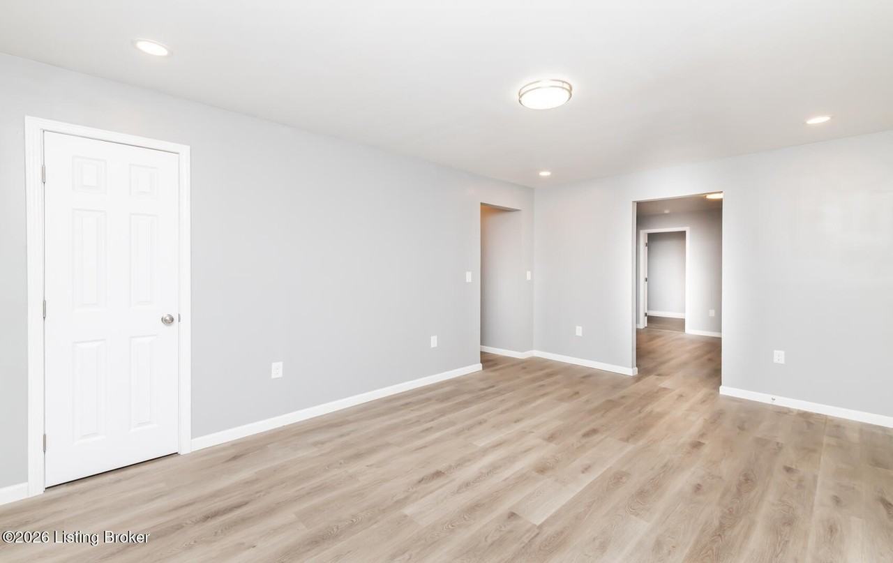 204 W Warfield St - Photo 3 of 27