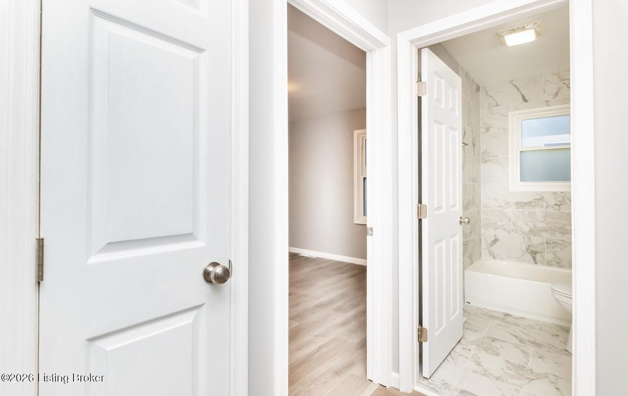 204 W Warfield St - Photo 5 of 27