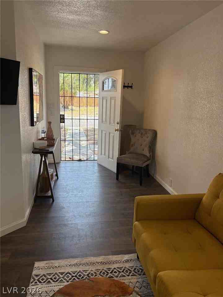 611 Bell Dr - Photo 6 of 21