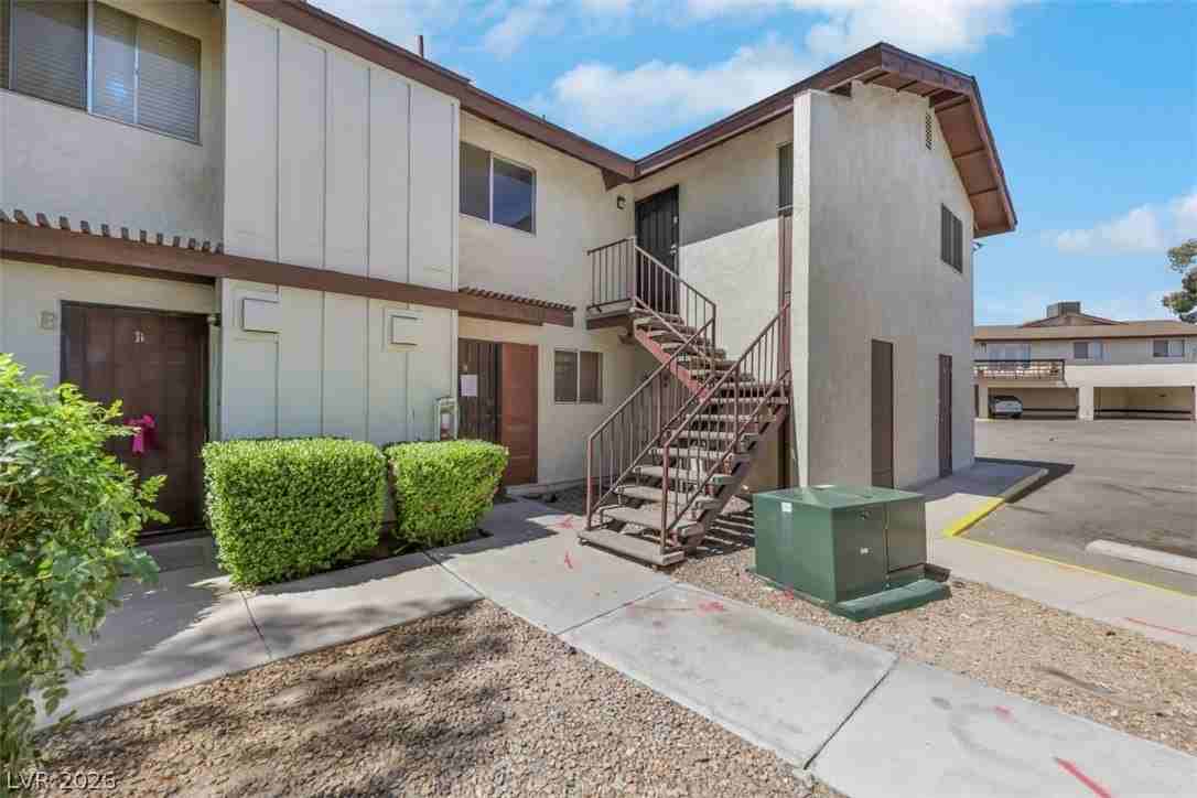 2373 Wooster Cir #D - Photo 2 of 18