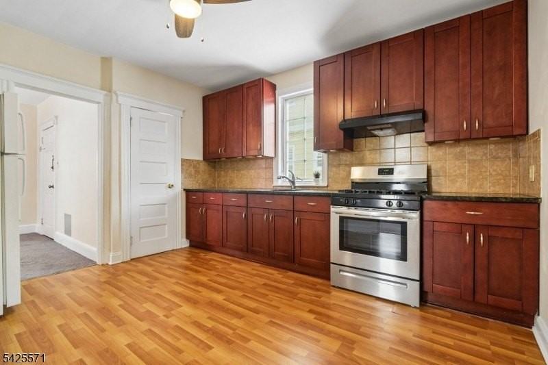 7 Beekman St #2 - Photo 3 of 27