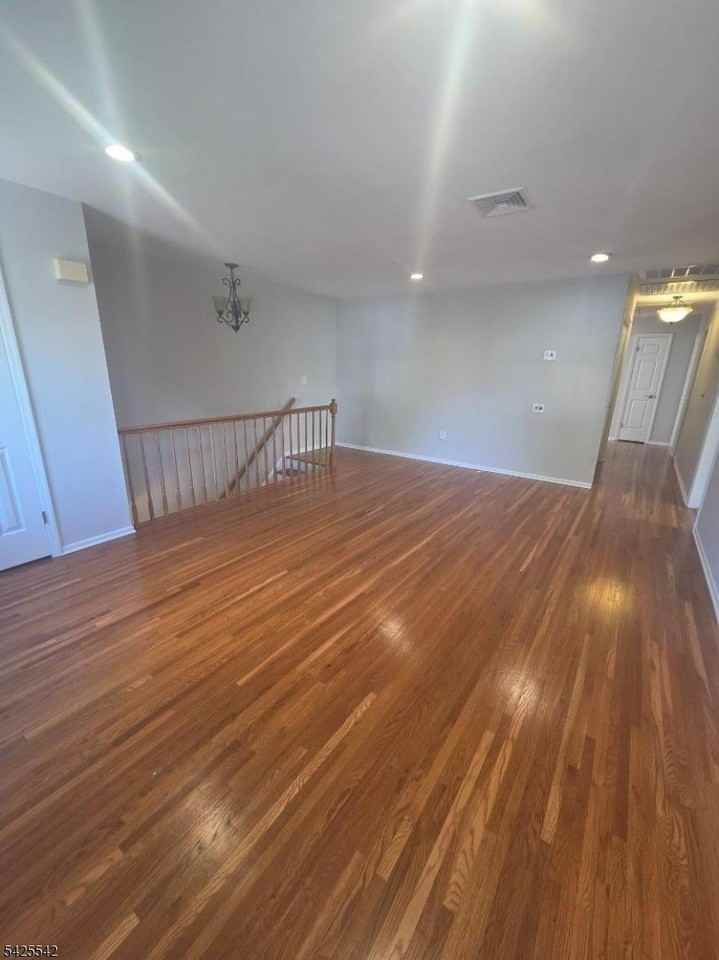 101 Bloomingdale Ave - Photo 5 of 22