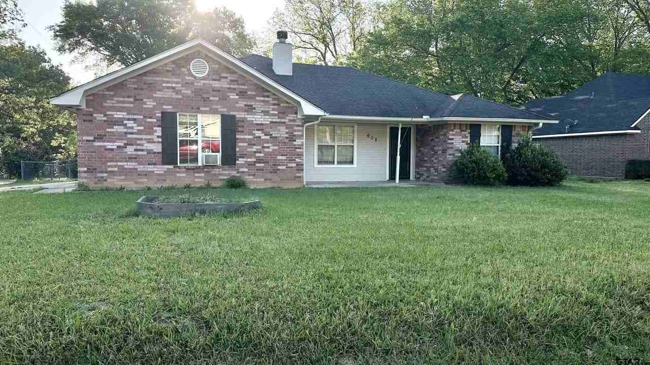 608 Oak St - Photo 2 of 14