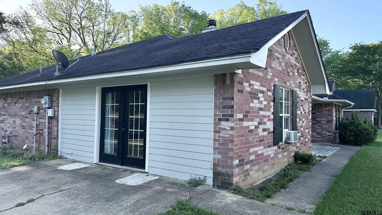 608 Oak St - Photo 3 of 14