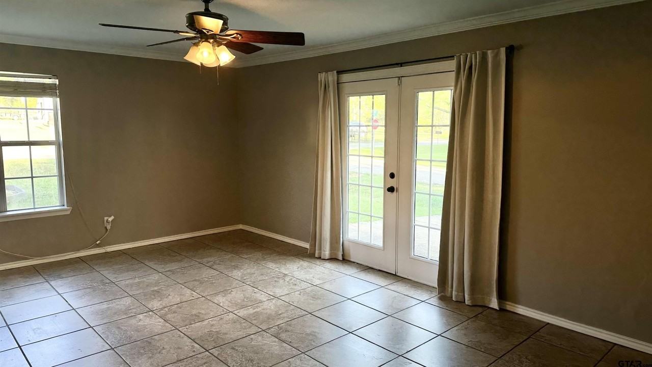 608 Oak St - Photo 4 of 14